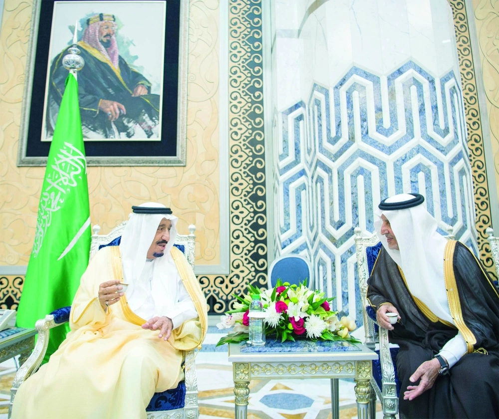 الملك سلمان في حديث جانبي مع الأمير خالد الفيصل(واس )