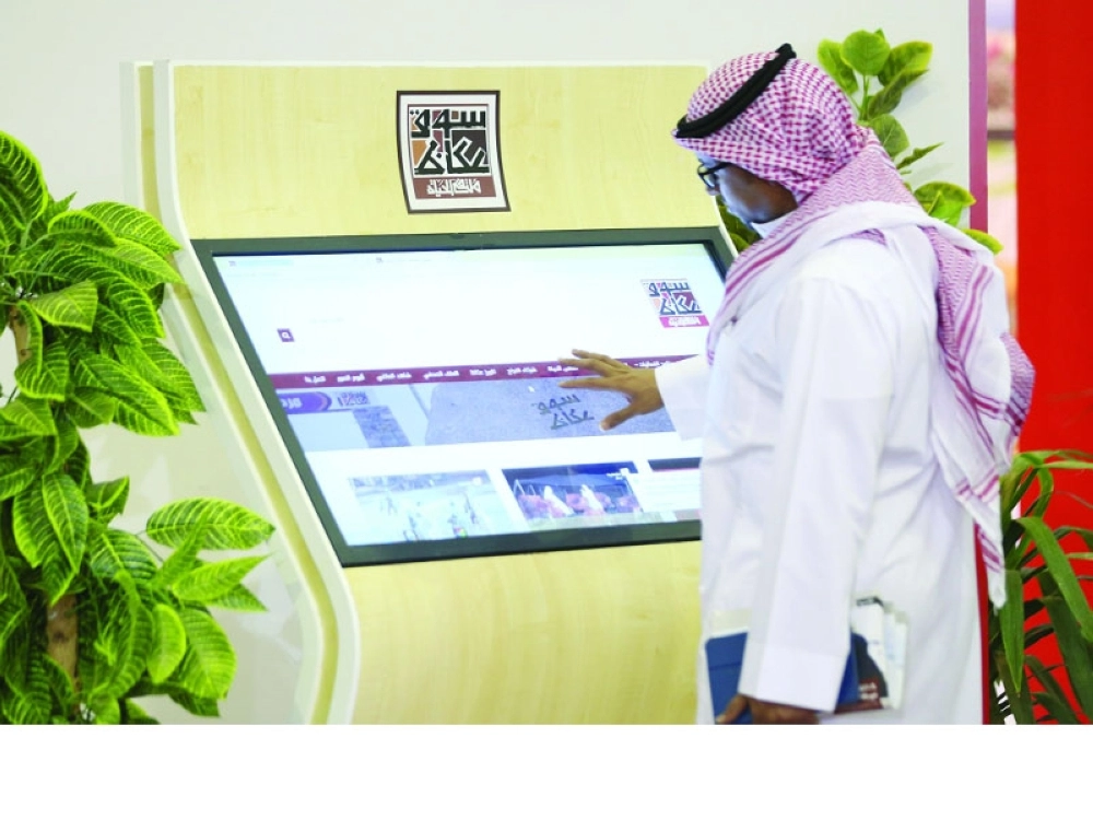 زائر يتصفح أجنحة السوق عبر الأجهزة الخاصة بذلك