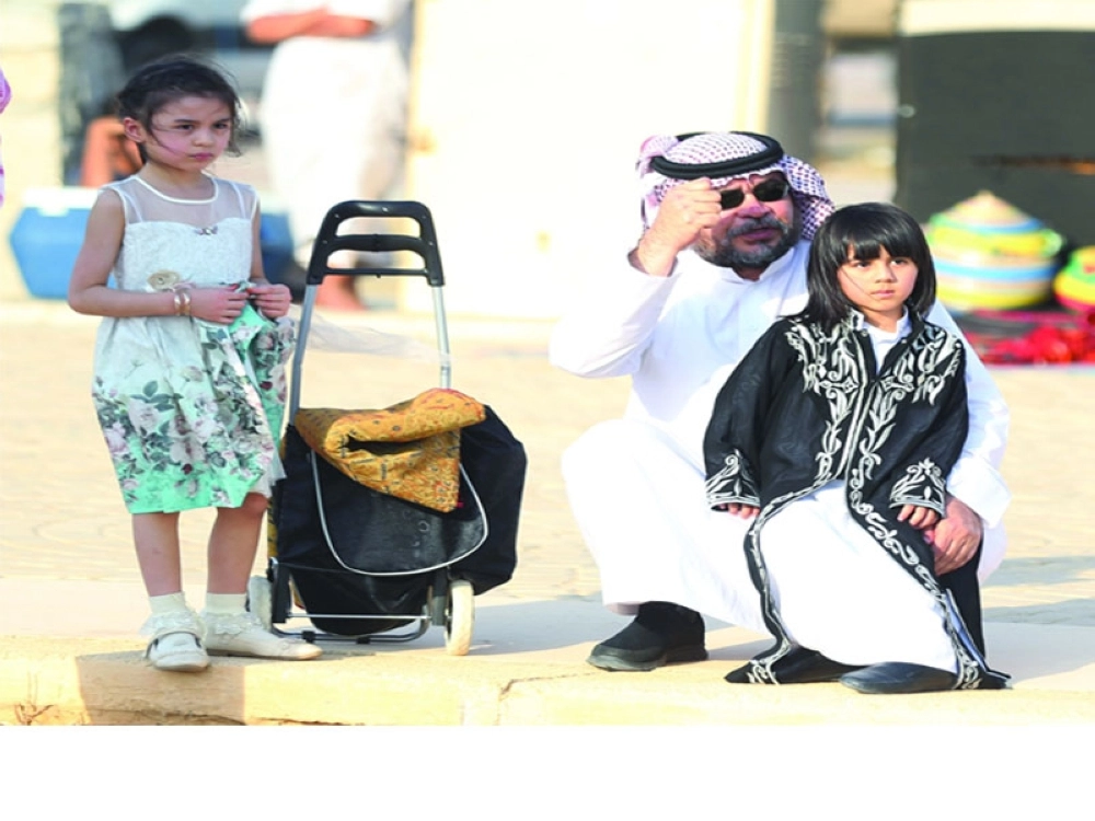 أب يشاهد العروض مع أطفاله