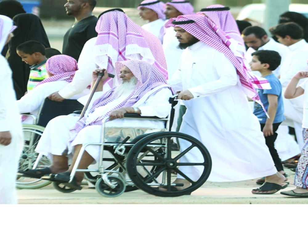 كبار السن يتنزهون في سوق عكاظ