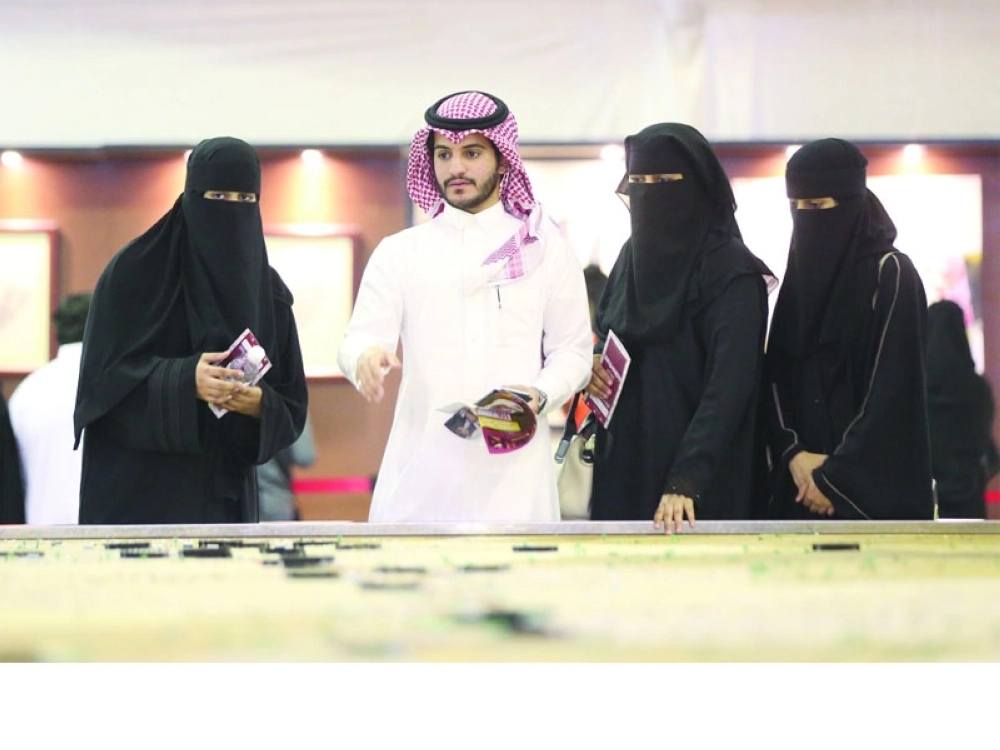 شاب يشرح أحد المجسمات                          (ياسر بخش)