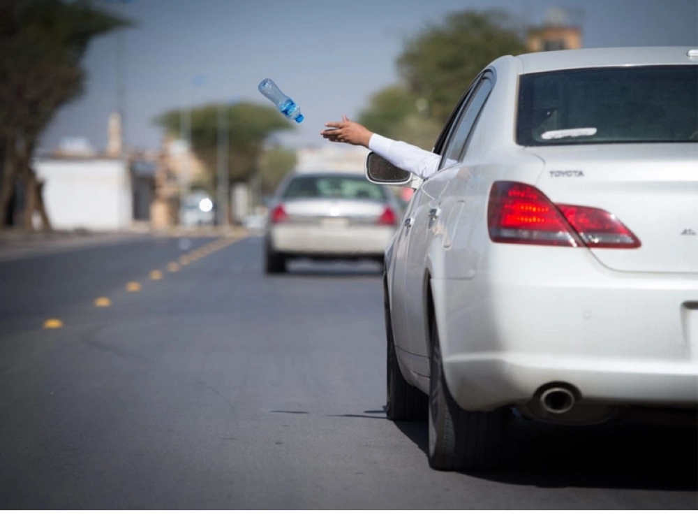 شخص يرمي قارورة المياه من النافذة (مكة)