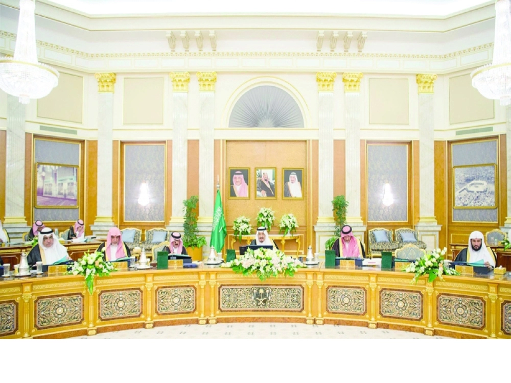 خادم الحرمين خلال ترؤسه جلسة مجلس الوزراء في قصر السلام بجدة أمس            (واس)