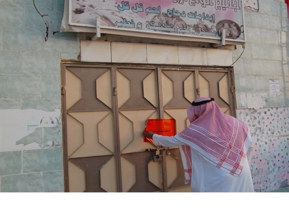 موظف البلدية خلال إغلاق أحد المطعمين   (مكة)