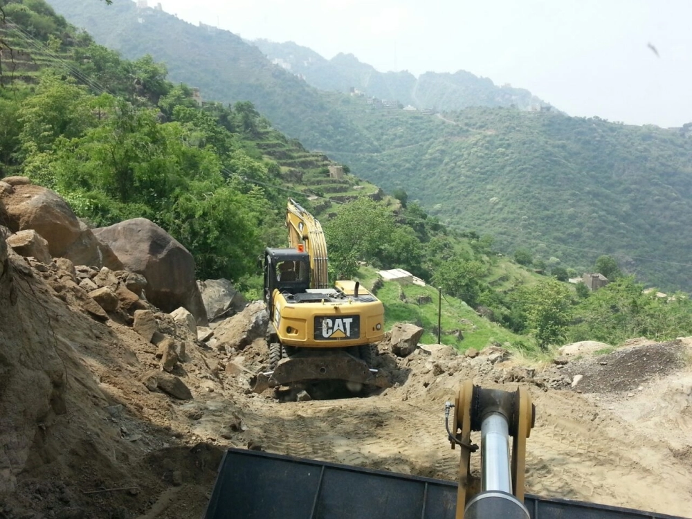 آليات البلدية تزيل الصخور              (مكة)