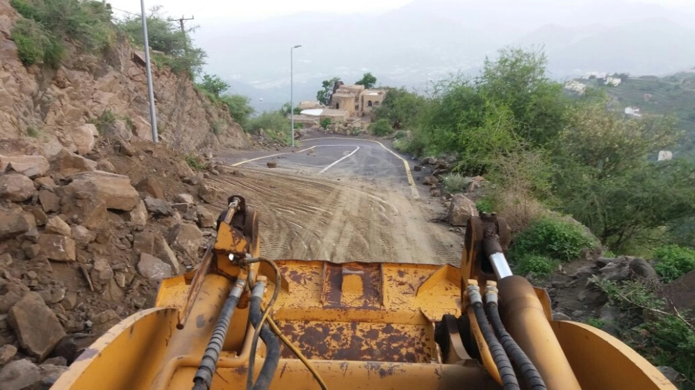 آليات البلدية تزيل الصخور              (مكة) 