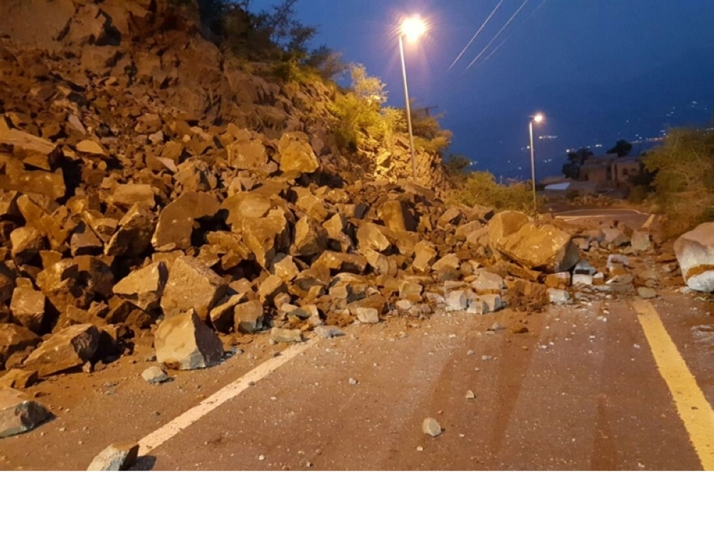 انهيارات صخرية تقطع الطرق في فيفاء (مكة)