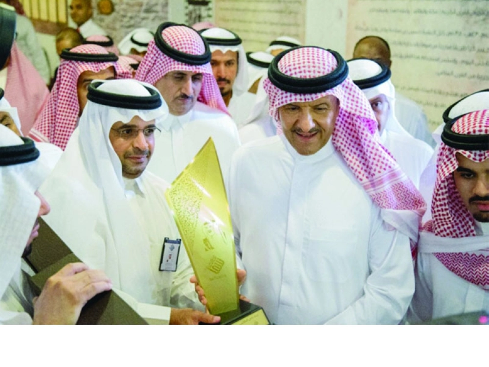 .. وخلال تسلمه هدية تذكارية من بندر بن معمر                        (مكة)