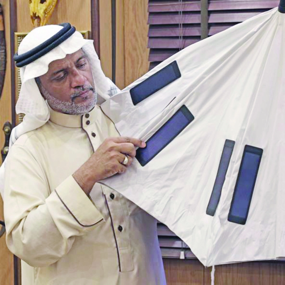 بدوي يشرح عمل المظلة (مكة)