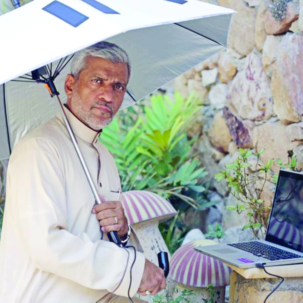 بدوي يشرح عمل المظلة (مكة)