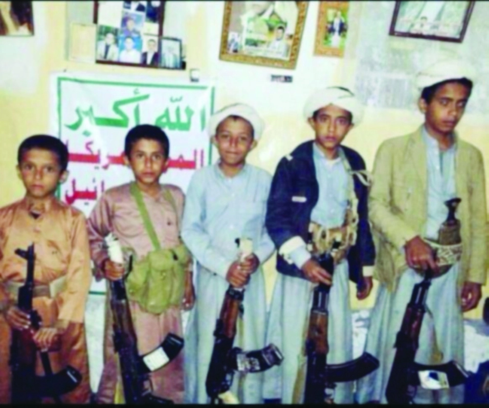 أطفال مع أسلحتهم قبل توزيعهم على جبهات القتال