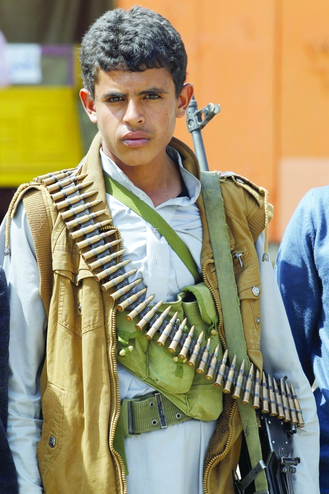 فتى يمني مدجج بالسلاح