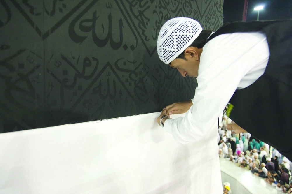 حرفيان يحيكان رداء الكعبة الأبيض                     (مكة)