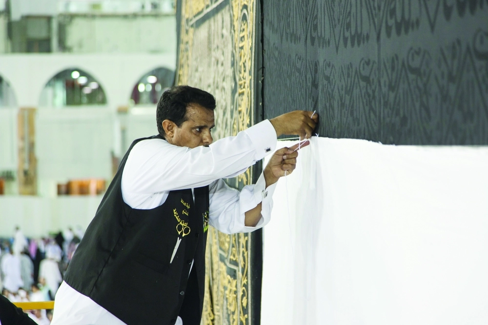 حرفيان يحيكان رداء الكعبة الأبيض                     (مكة)