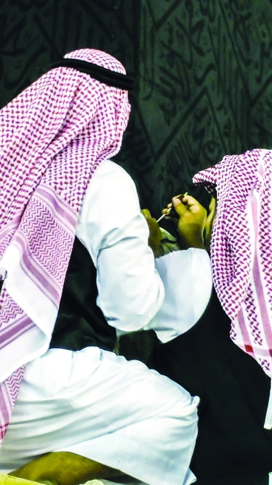 حياكة دقيقة خلال إحرام الكعبة (أمس الحارثي)