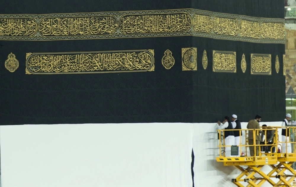 حرفيو مصنع كسوة الكعبة خلال عملية رفع الثوب (مكة)