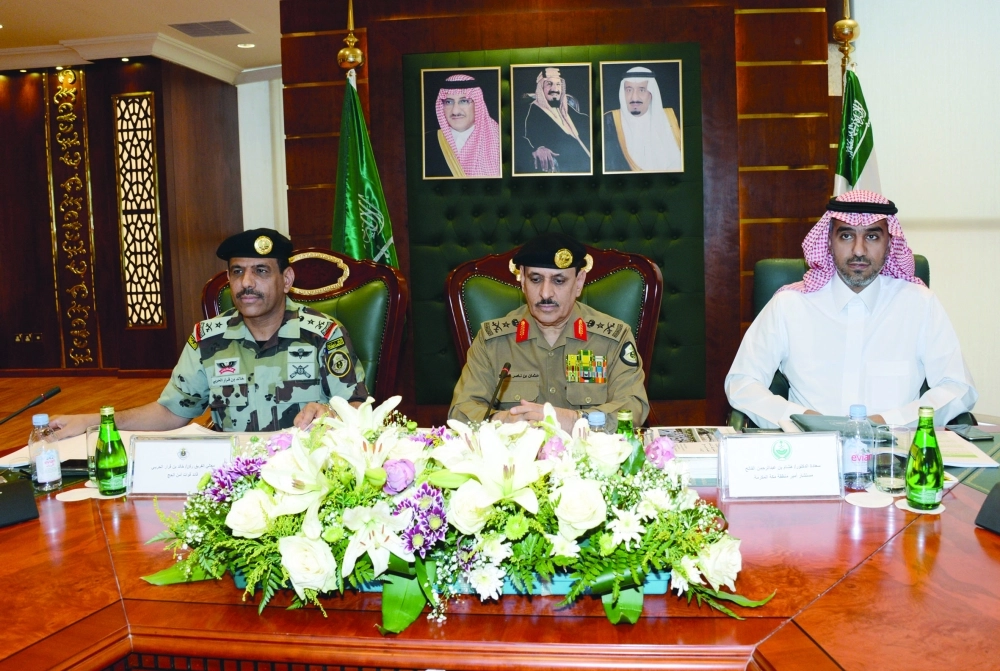 عثمان المحرج متوسطا هشام الفالح وخالد الحربي خلال المؤتمر (ثامر الفرج)