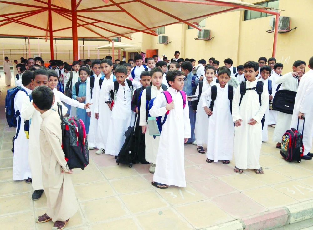 طلاب في الطابور الصباحي العام الماضي (مكة)