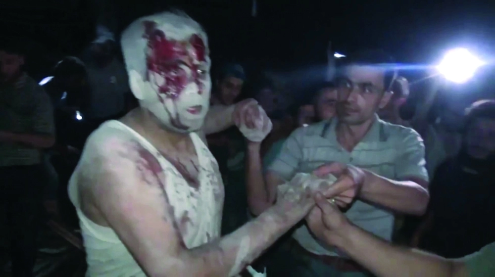 رجل أنقذ بعد غارة جوية للنظام على المدنيين في حلب      (إ ب أ)