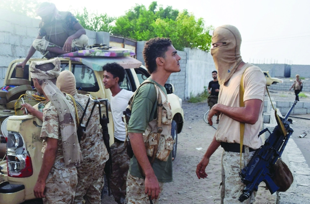 قوات الشرعية في عملية تمشيط بعدن ( أ ف ب )