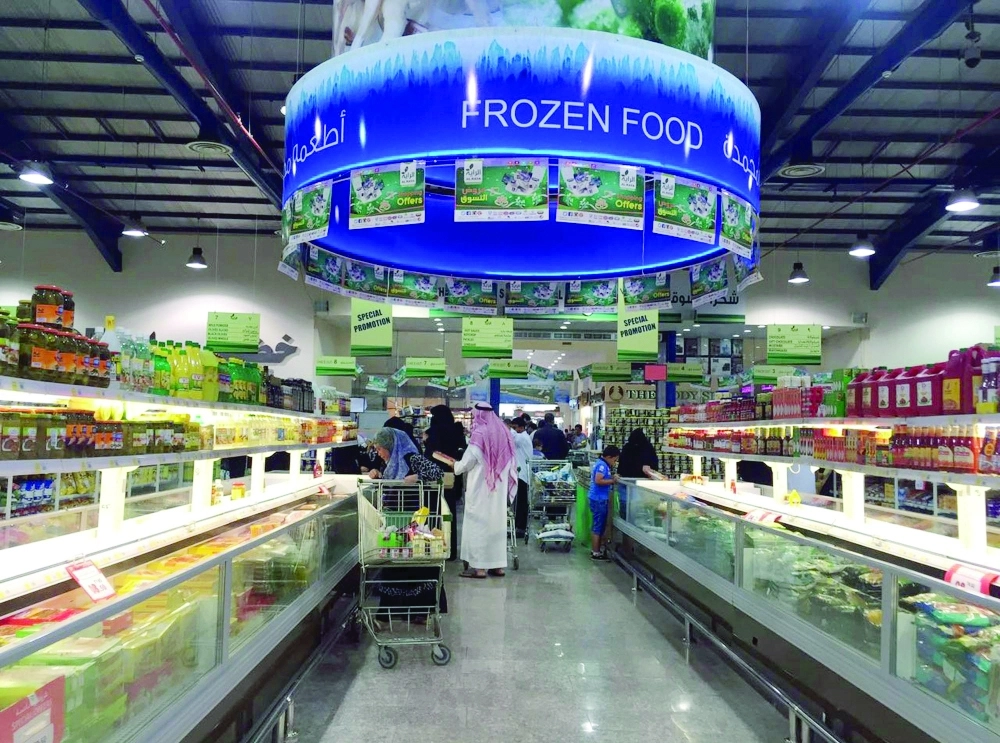 متسوقون داخل أحد الأسواق                                              (مكة)