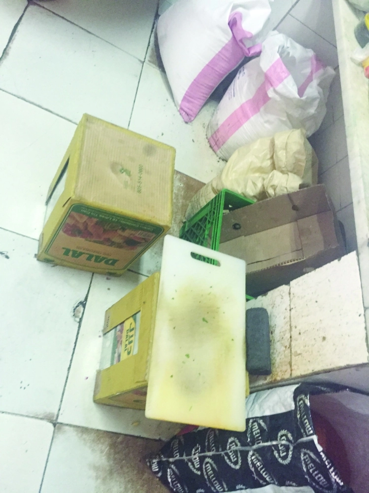 زيوت طبخ وأوان إلى جوار النفايات                                        (مكة)