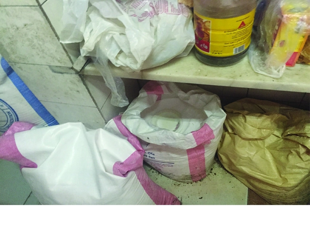 أكياس دقيق مكشوفة ومعرضة للتلوث