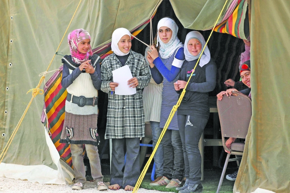 قاصرات سوريات أمام خيمة في معسكر للاجئين            (مكة)