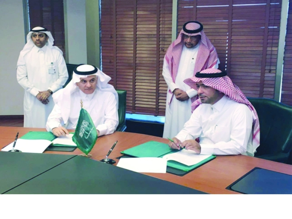 الوزيران أثناء توقيع الاتفاقية                                       (واس)