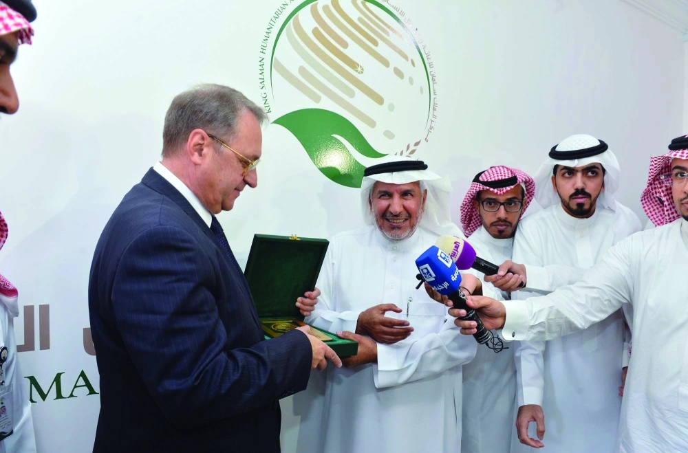 الربيعة يقدم هدية تذكارية لبوجدانوف في جدة أمس        (واس)