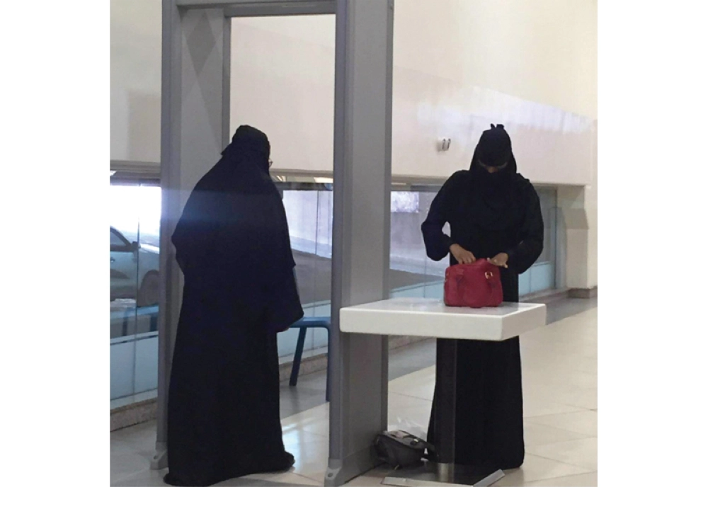 متسوقة أثناء المرور عبر جهاز كشف المعادن (مكة)