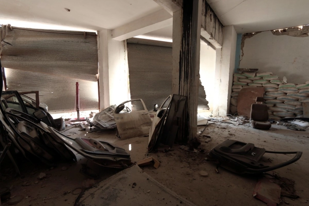 قطع سيارات استخدمها التنظيم لإعداد السيارات المفخخة في ورشة عمل في منبج