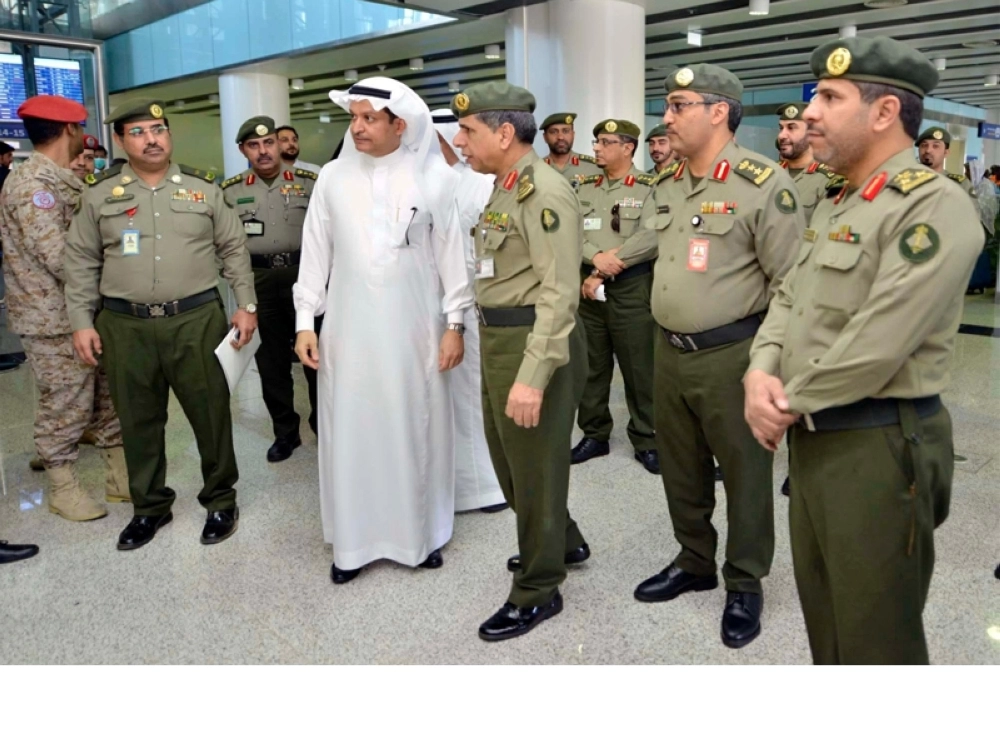 سليمان اليحيى خلال جولته في مطار الأمير محمد بن عبدالعزيز بالدمام    (واس)  