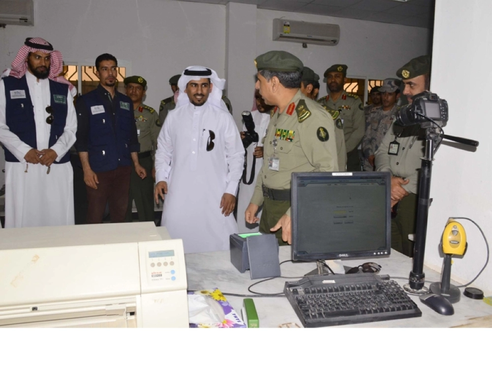 سليمان اليحيى متفقدا منفذ جديدة عرعر   (واس)  