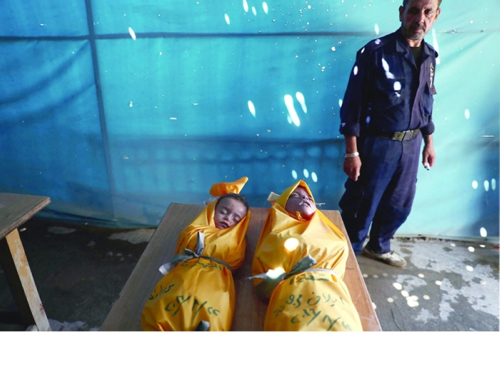 طفلان سوريان من ضحايا قصف النظام شرق دمشق (أ ف ب)