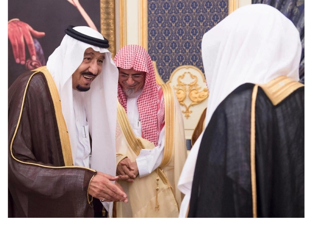 الملك سلمان بن عبدالعزيز مستقبلا الأمراء والعلماء والوزراء والمواطنين (واس)