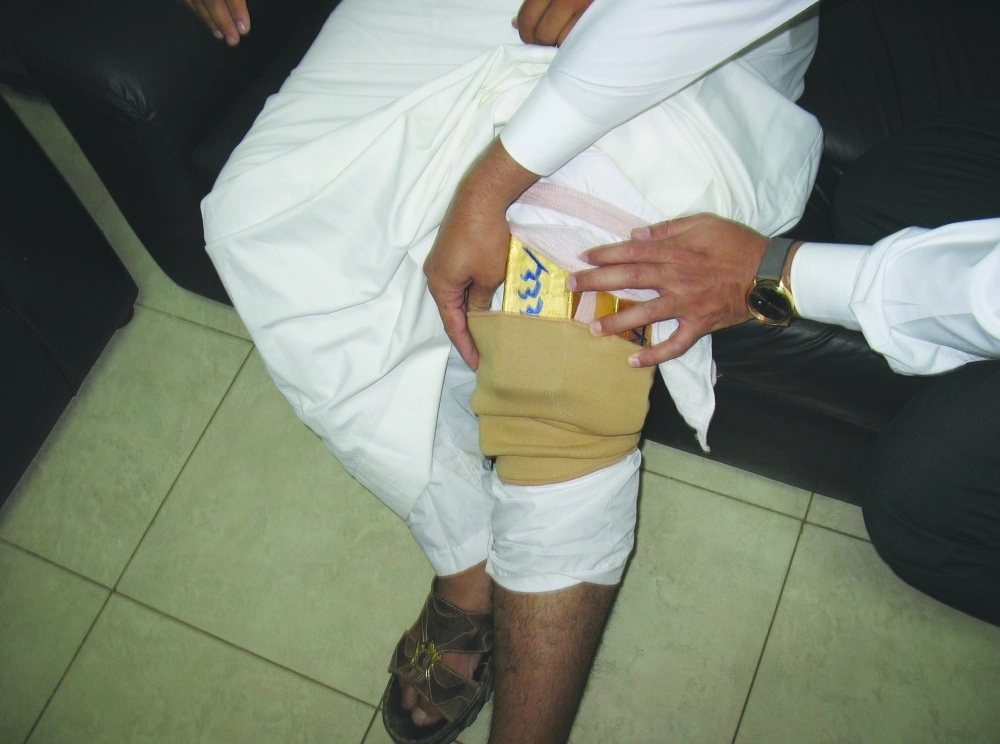 لحظة ضبط السبائك بحوزة أحد المسافرين             (واس)