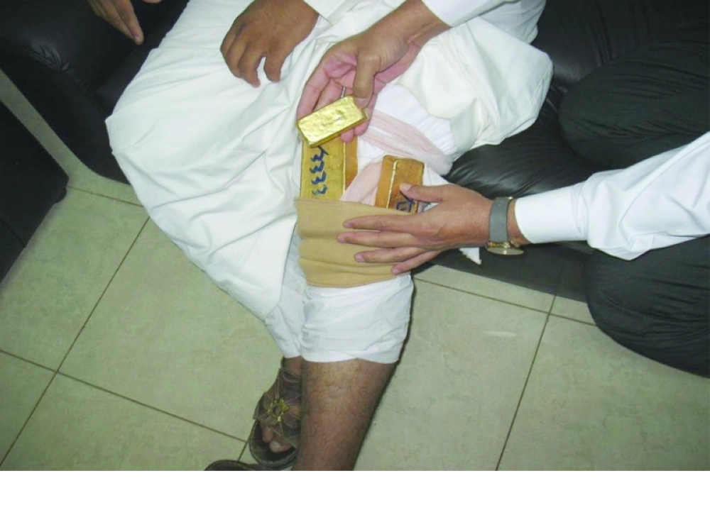 لحظة ضبط السبائك بحوزة أحد المسافرين             (واس)