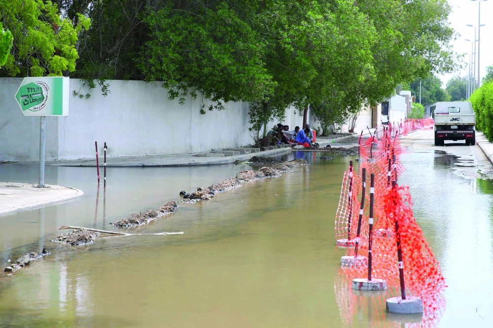 انكسار قناة شبكة مياه بحي الأندلس بجدة أمس     (ثامر الفرج) 