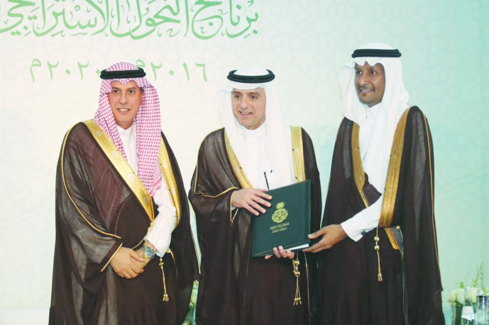 عادل الجبير خلال تدشينه أمس الخطة الخمسية الاستراتيجية   (مكة)