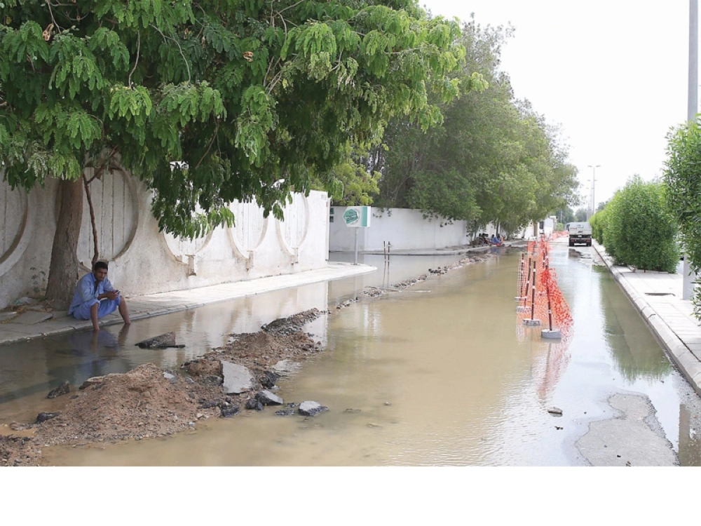 كسر بإحدى قنوات شبكة المياه بحي الأندلس بجدة أمس ( ثامر الفرج)