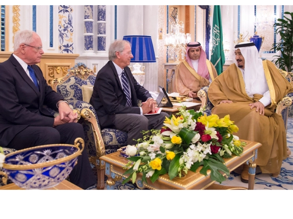 الملك سلمان بن عبدالعزيز لدى استقباله الوفد الأمريكي في مكتبه بقصر السلام بجدة (واس)