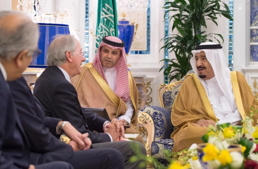 الملك سلمان بن عبدالعزيز لدى استقباله الوفد الأمريكي في مكتبه بقصر السلام بجدة (واس)
