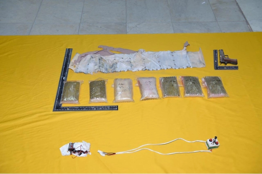 السلاح الناري والعبوات المحشوة بالمادة شديدة الانفجار في الحزام المضبوط  (واس)