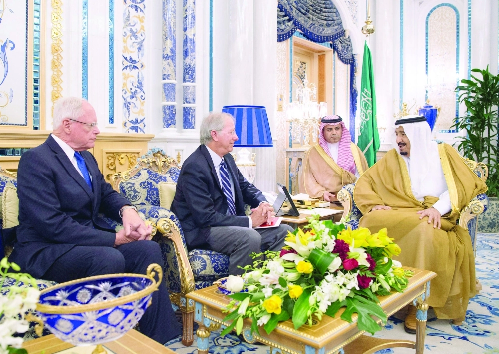 الملك سلمان بن عبدالعزيز لدى استقباله الوفد الأمريكي في مكتبه بقصر السلام بجدة     (واس)