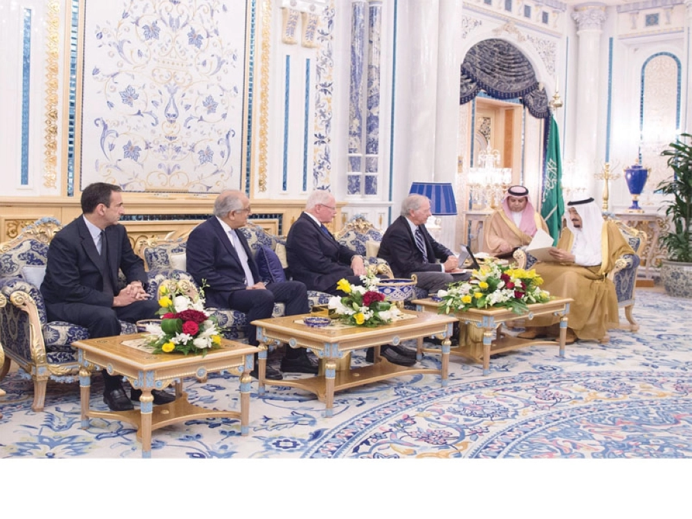 خادم الحرمين مستقبلا وفدا أمريكيا من الحزبين الجمهوري والديمقراطي في جدة أمس (واس)