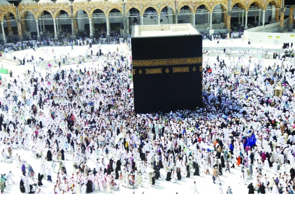 معتمرون وزوار في صحن المطاف                 (مكة)