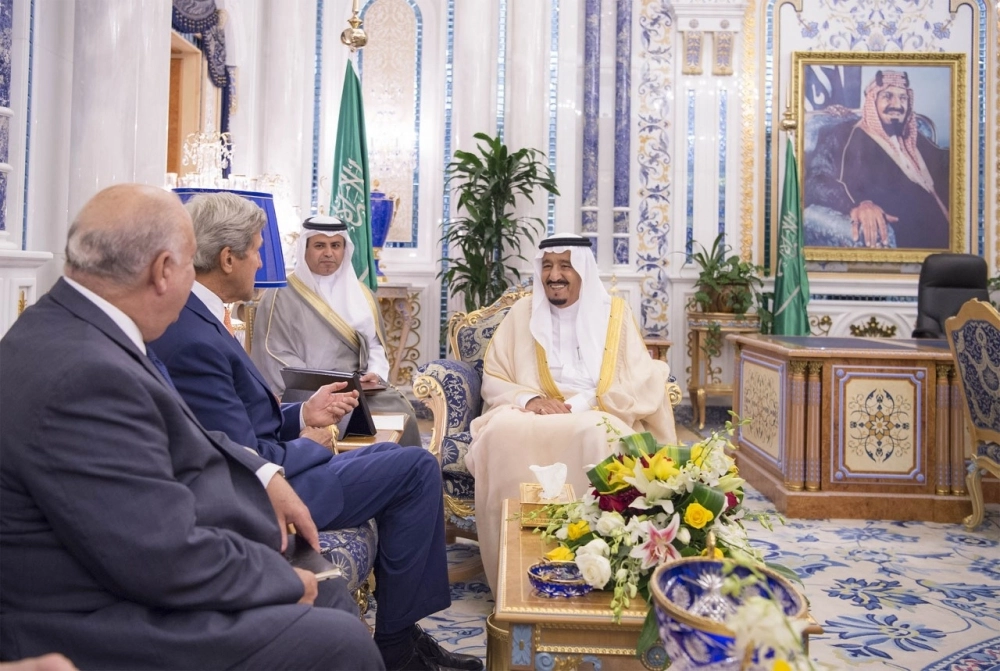 الملك سلمان لدى لقائه جون كيري والوفد المرافق له في مكتبه بقصر السلام بجدة (بندر الجلعود)