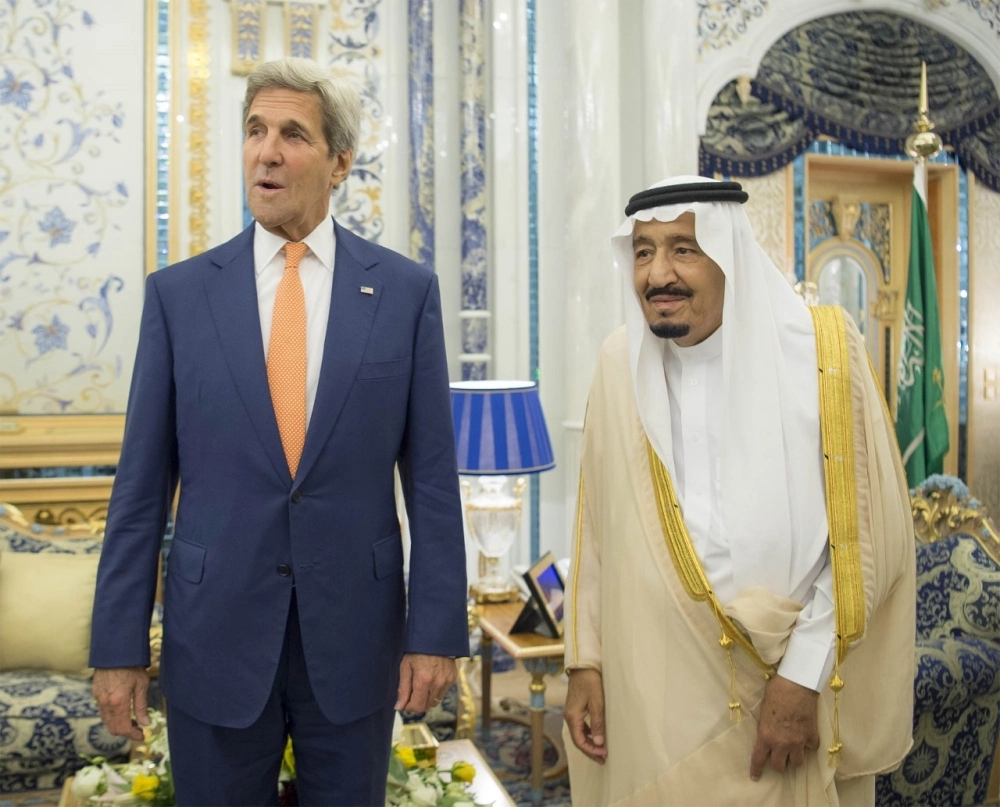 الملك سلمان وجون كيري خلال اللقاء (بندر الجلعود) 