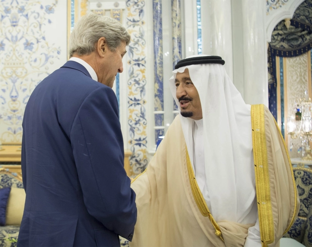 الملك سلمان مستقبلا جون كيري في مكتبه بقصر السلام بجدة (بندر الجلعود) 